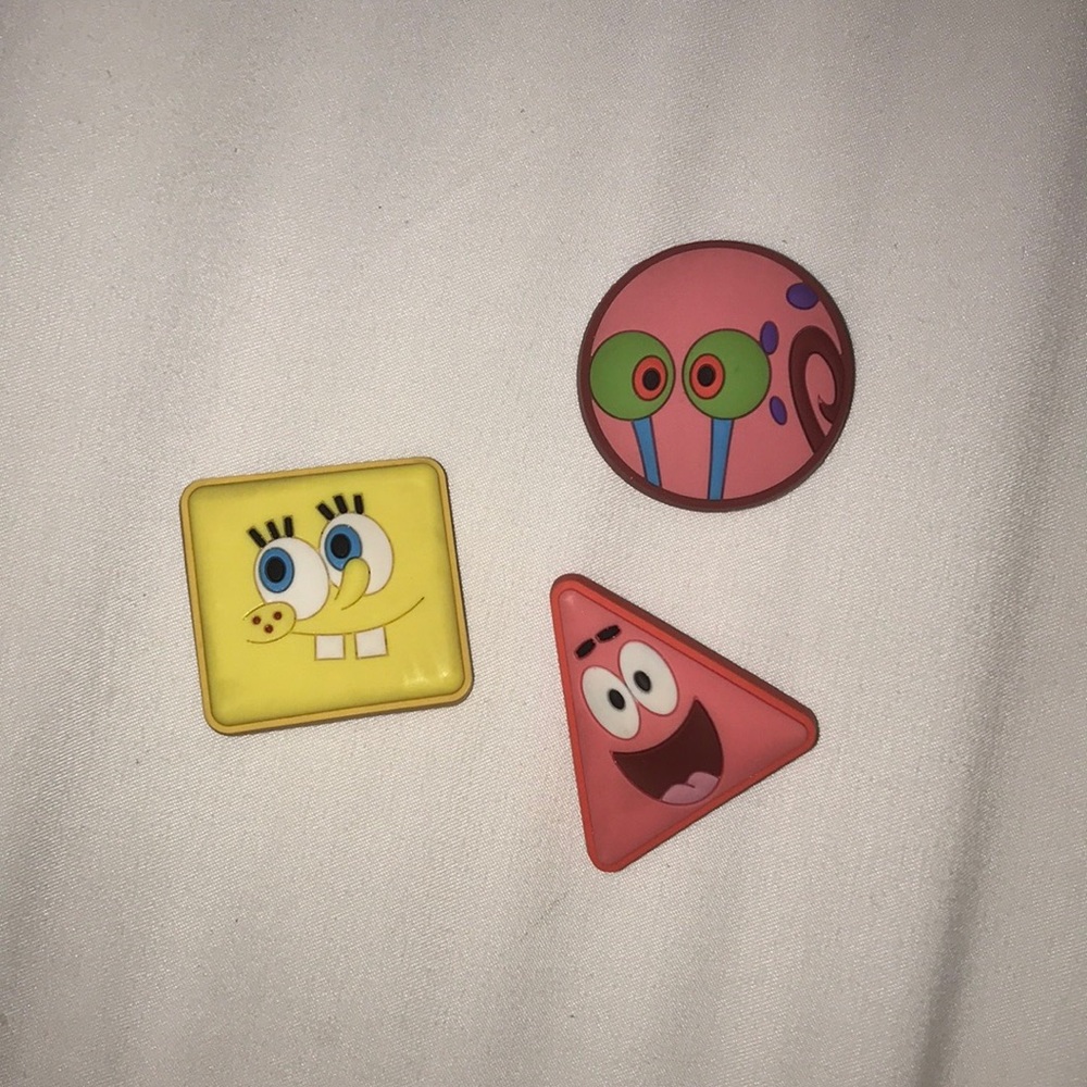 6 Jibbitz (croc inserts)